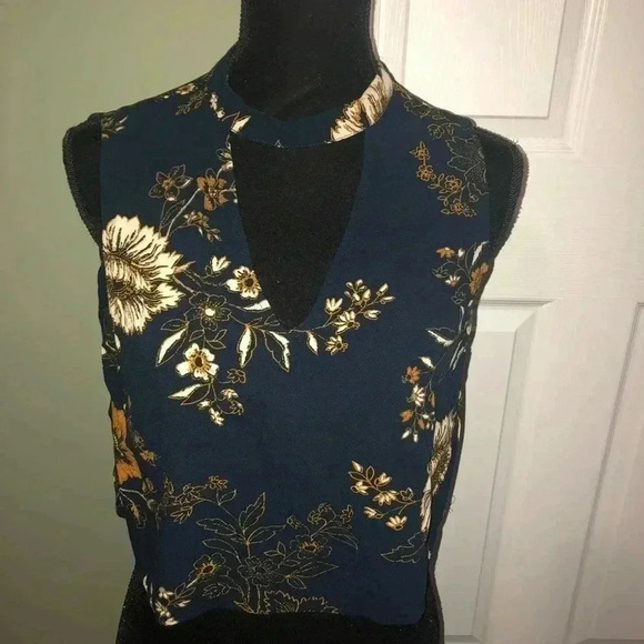 Kendall & Kylie Floral Crop Top - Picture 1 of 4